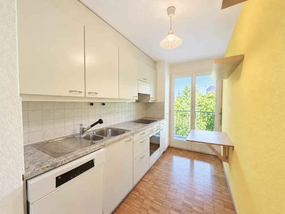 Central, quiet, sunny, and top-floor: Charming maisonette apartment with underground parking included – photo 5 of 12