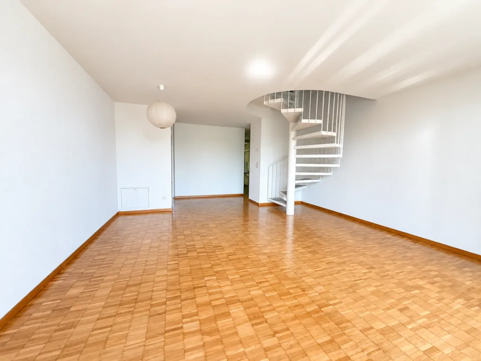 Central, quiet, sunny, and top-floor: Charming maisonette apartment with underground parking included – photo 3 of 12