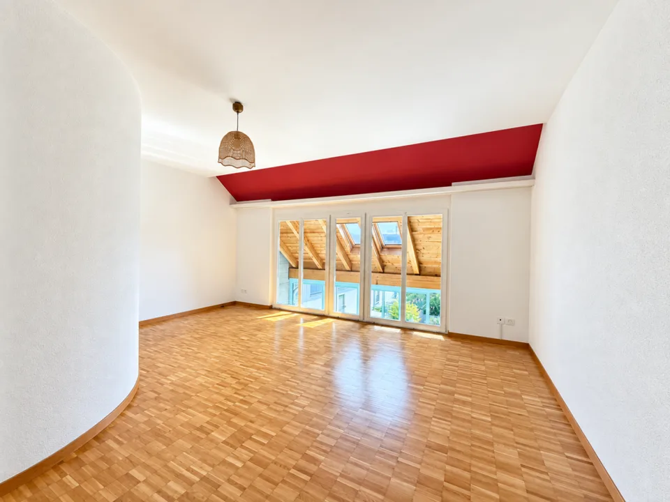 Central, quiet, sunny, and top-floor: Charming maisonette apartment with underground parking included – photo 6 of 12