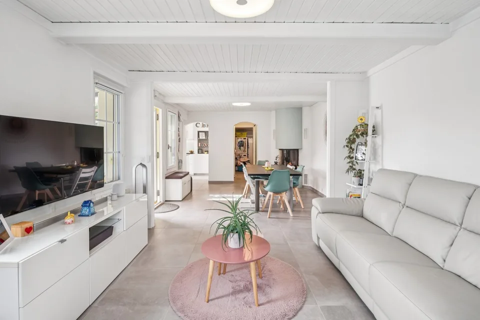 Casa unifamiliare di 5,5 locali, completamente ristrutturata, con piscina e giardino – foto 2 di 11
