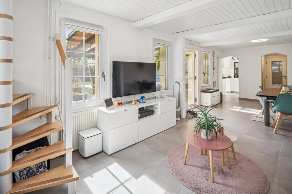 Casa unifamiliare di 5,5 locali, completamente ristrutturata, con piscina e giardino – foto 5 di 11