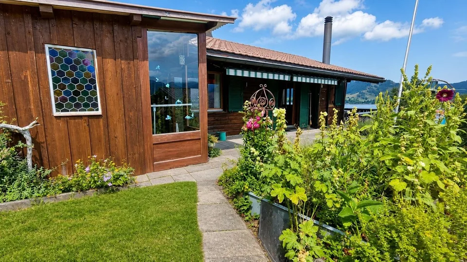 VACATION HOME WITH SENSATIONAL LAKE AND MOUNTAIN VIEWS – photo 6 of 13