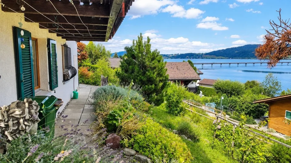 VACATION HOME WITH SENSATIONAL LAKE AND MOUNTAIN VIEWS – photo 5 of 13