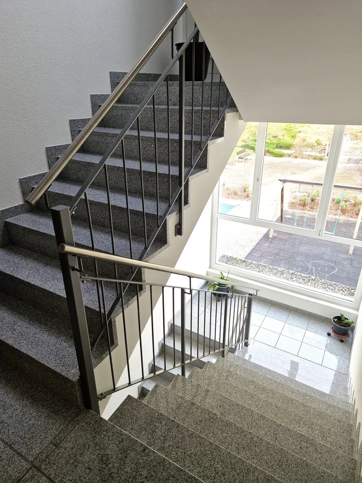 Appartement attractif de 4,5 pièces avec balcon et espace hobby/laverie privé – photo 27 sur 30