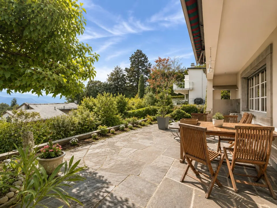Individual villa with 9.5 rooms and a view of Lake Geneva and the Alps – photo 17 of 26