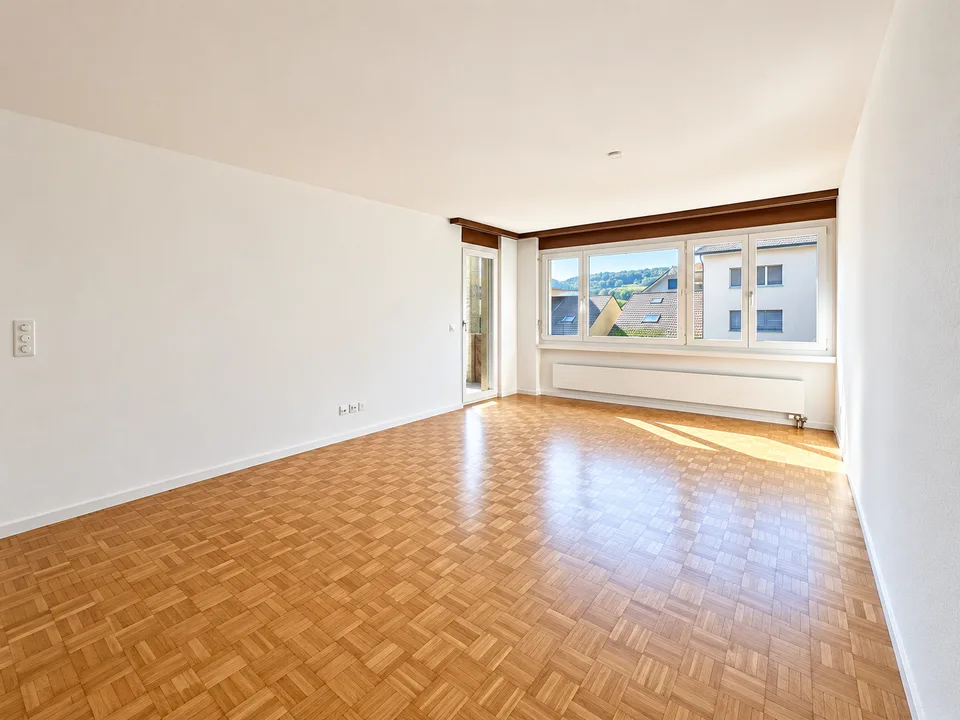 Appartamento luminoso 4.5 locali con balcone in una zona tranquilla – Oberweningen – foto 2 di 11
