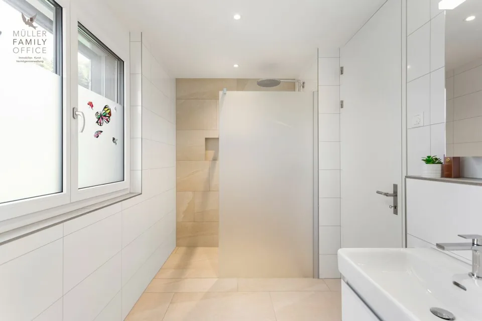 Vivere come in una casa unifamiliare - Appartamento di giardino esclusivo 4 1/2 locali con vista lago magnifica, molta privacy e costruzione di alta qualità – foto 15 di 15