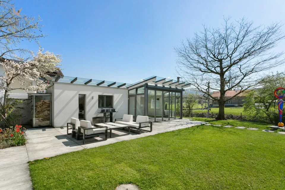 Elegantes Einfamilienhaus mit traumhafter Gartenanlage und Poolidylle – Foto 6 von 13