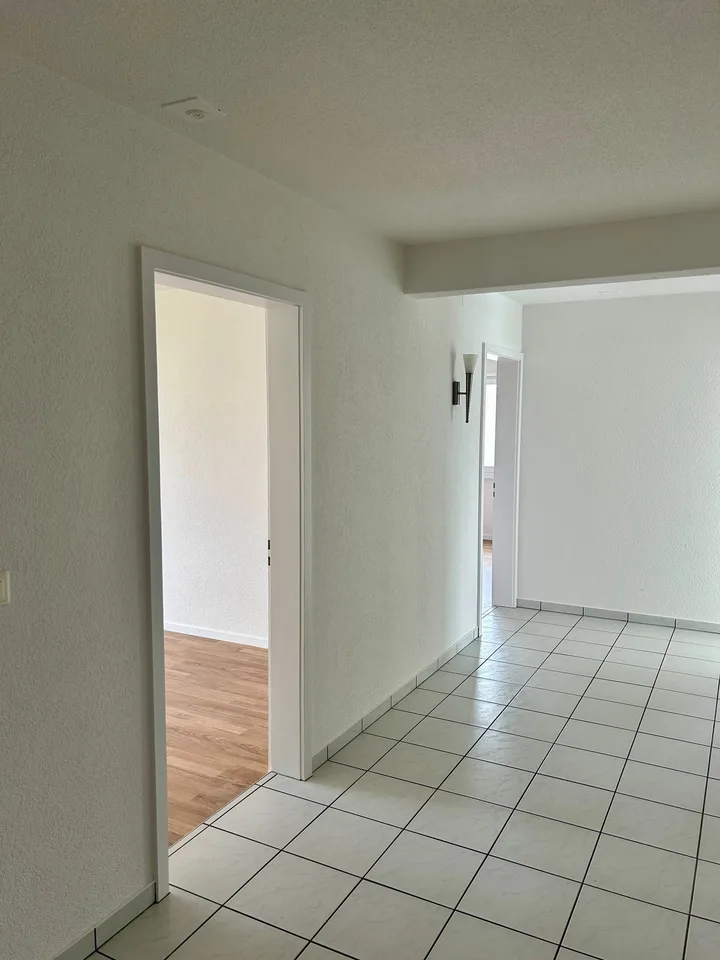 grosszügige 4.5-Zimmer-Wohnung mit sonnigem Balkon in Studen – Foto 12 von 16