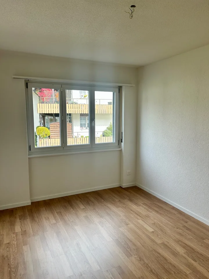 grosszügige 4.5-Zimmer-Wohnung mit sonnigem Balkon in Studen – Foto 13 von 16