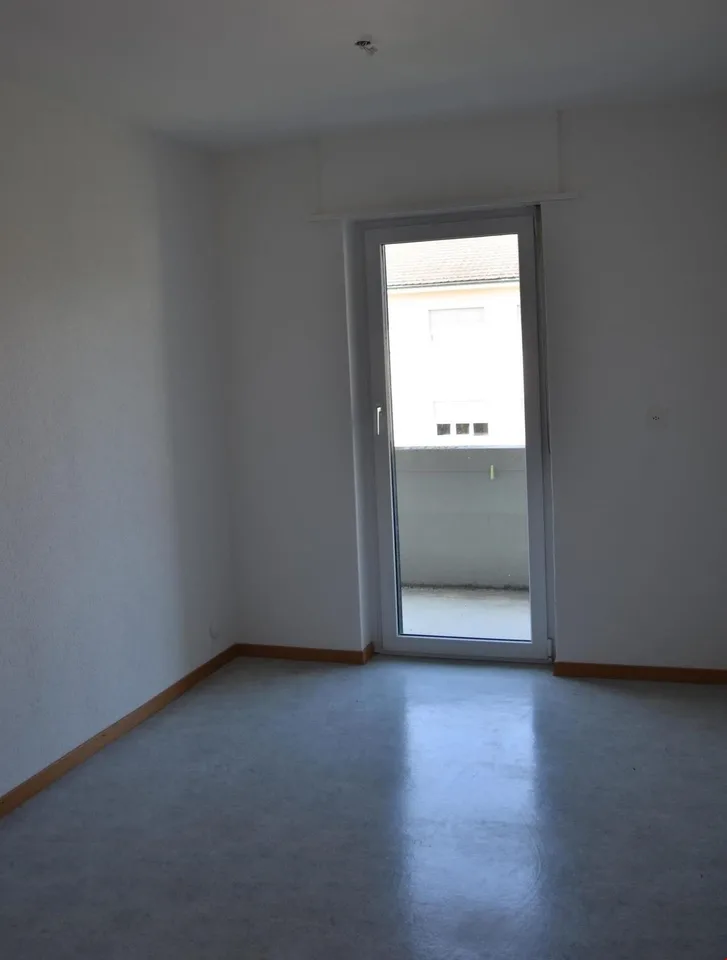 grosszügige 4.5-Zimmer-Wohnung mit sonnigem Balkon in Studen – Foto 8 von 16