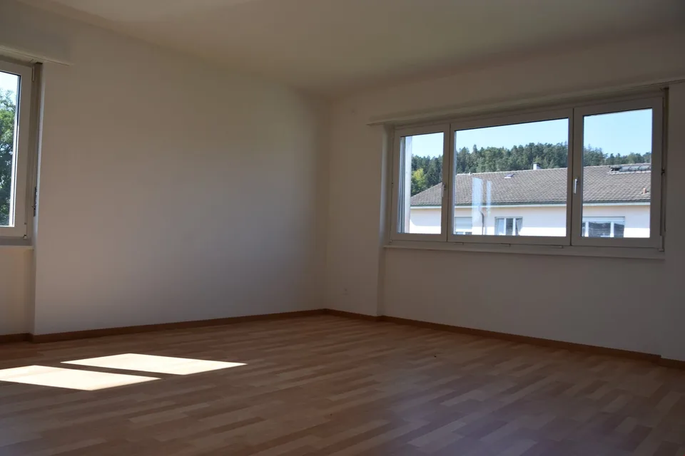 grosszügige 4.5-Zimmer-Wohnung mit sonnigem Balkon in Studen – Foto 7 von 16