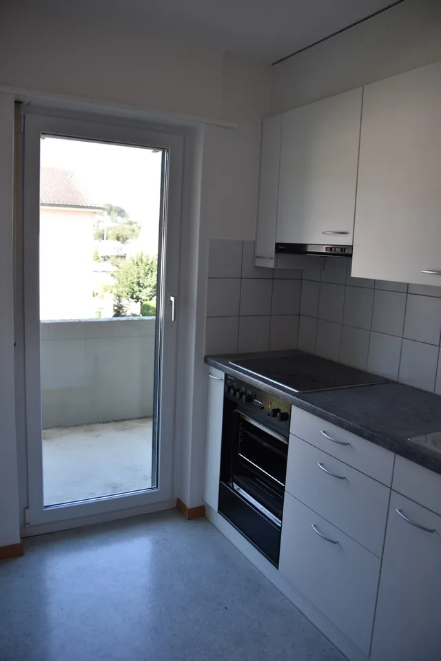 grosszügige 4.5-Zimmer-Wohnung mit sonnigem Balkon in Studen – Foto 4 von 16