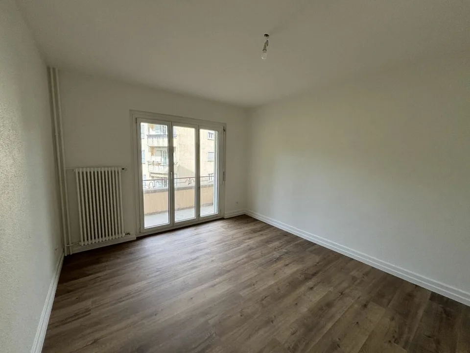Wohnung mit 3 Zimmern komplett renoviert mit Balkon – Foto 3 von 8