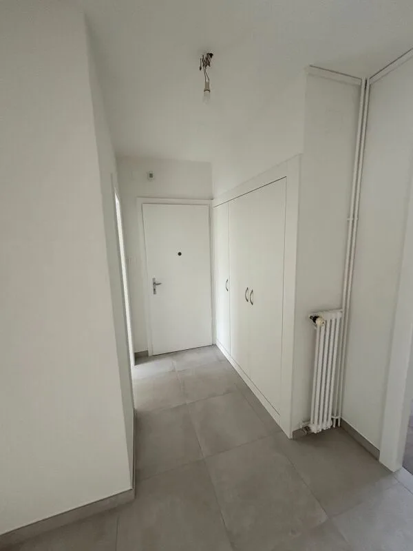 Wohnung mit 3 Zimmern komplett renoviert mit Balkon – Foto 2 von 8