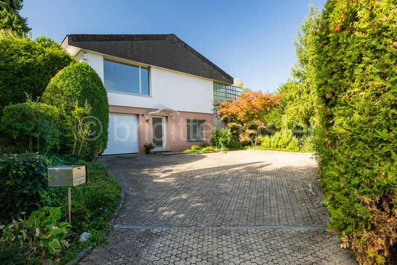 Maison unifamiliale de 6,5 pièces très bien entretenue dans un excellent emplacement résidentiel et panoramique – photo 3 sur 13