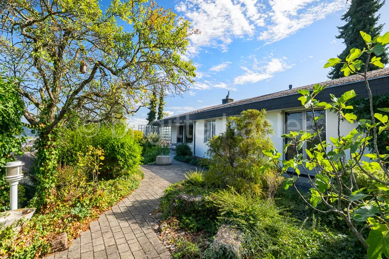 Maison unifamiliale de 6,5 pièces très bien entretenue dans un excellent emplacement résidentiel et panoramique – photo 2 sur 13