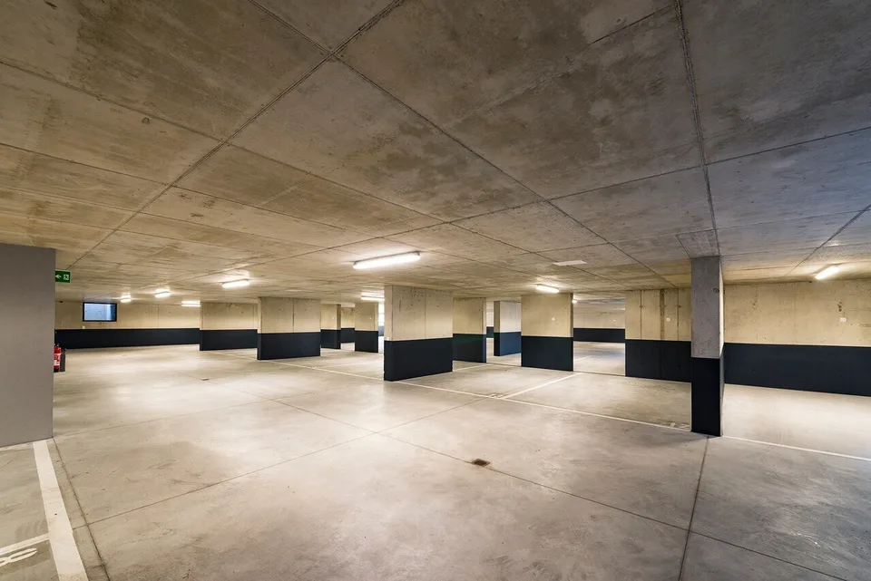 PARKPLÄTZE IN DER TIEFGRUNDPARKGARAGE – Foto 2 von 2