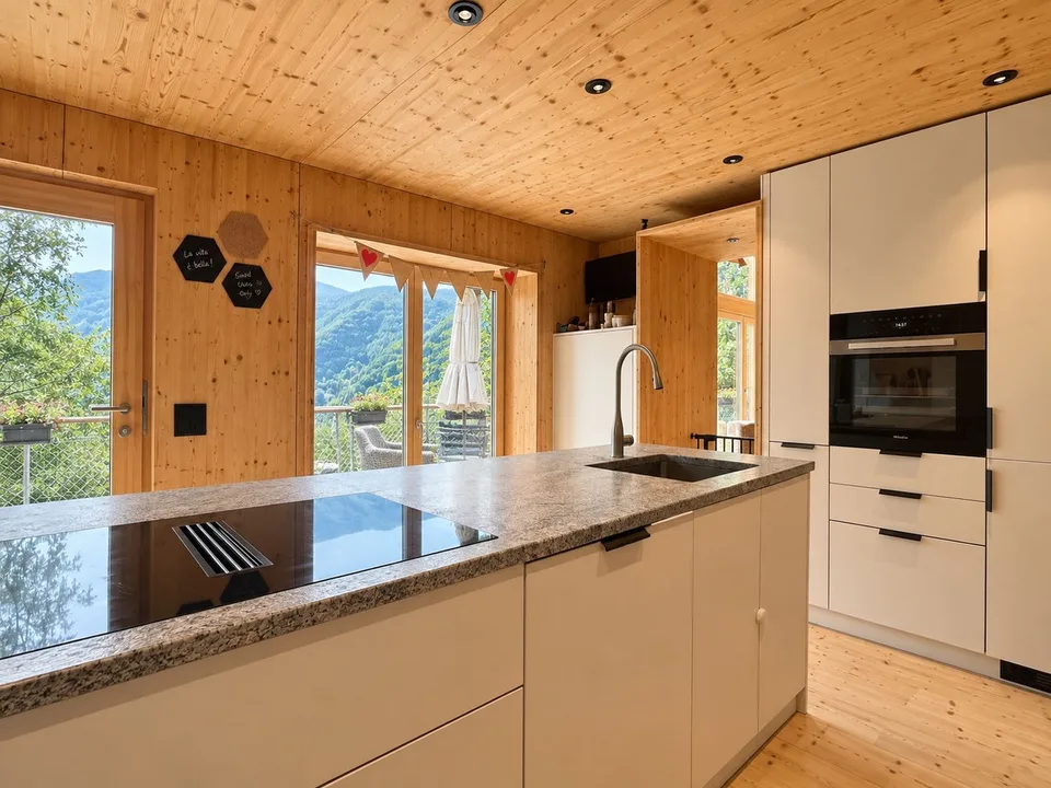 Moderna casa in legno con molta privacy e ampie vetrate affacciate sul verde – foto 3 di 17