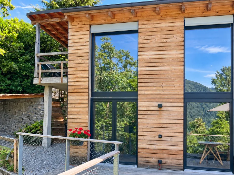 Moderna casa in legno con molta privacy e ampie vetrate affacciate sul verde – foto 17 di 17