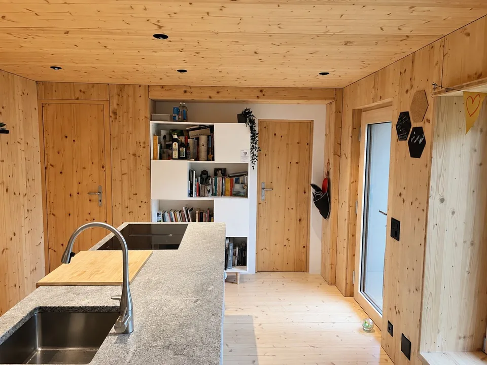 Moderna casa in legno con molta privacy e ampie vetrate affacciate sul verde – foto 4 di 17