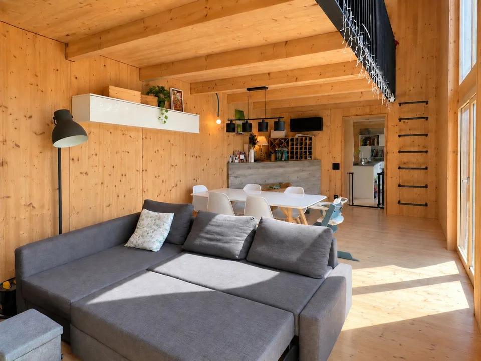 Moderna casa in legno con molta privacy e ampie vetrate affacciate sul verde – foto 2 di 17