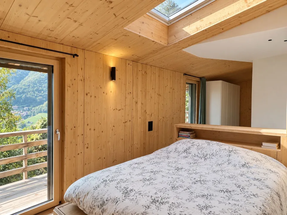 Moderna casa in legno con molta privacy e ampie vetrate affacciate sul verde – foto 6 di 17