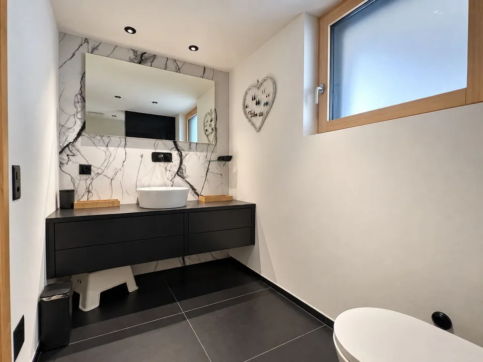 Moderna casa in legno con molta privacy e ampie vetrate affacciate sul verde – foto 8 di 17