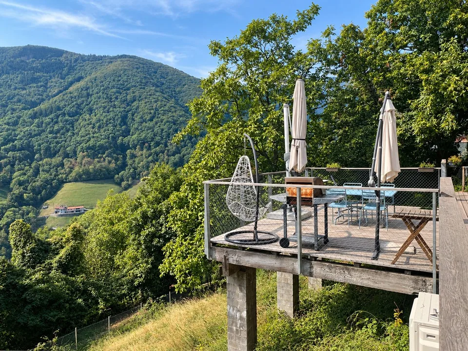 Moderna casa in legno con molta privacy e ampie vetrate affacciate sul verde – foto 13 di 17