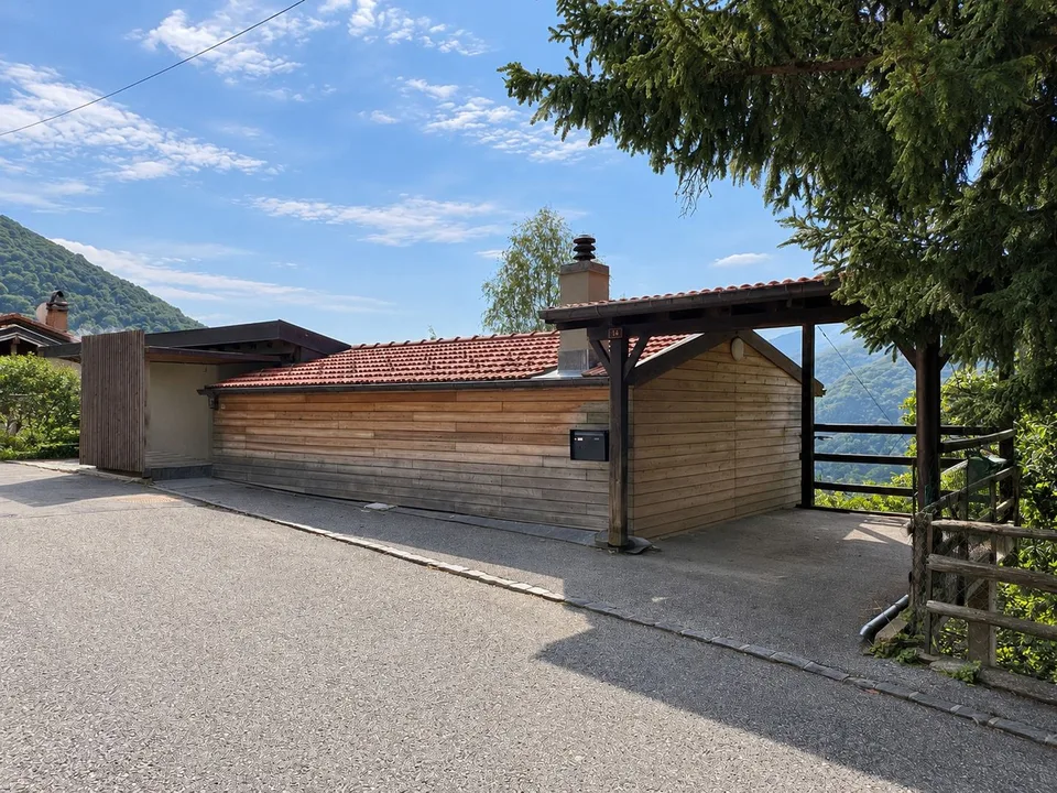 Moderna casa in legno con molta privacy e ampie vetrate affacciate sul verde – foto 14 di 17