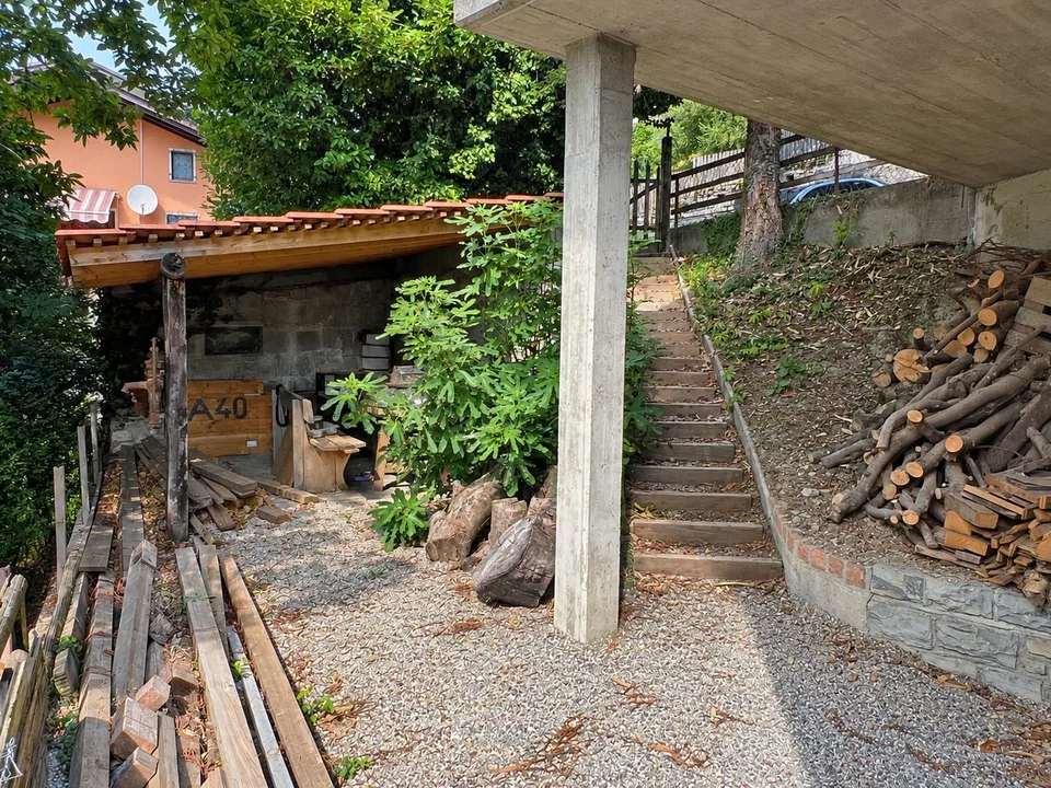 Moderna casa in legno con molta privacy e ampie vetrate affacciate sul verde – foto 16 di 17