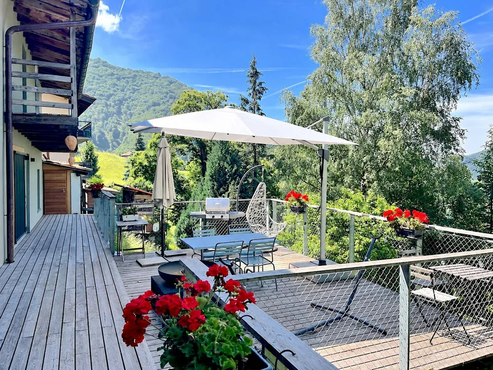 Moderna casa in legno con molta privacy e ampie vetrate affacciate sul verde – foto 12 di 17