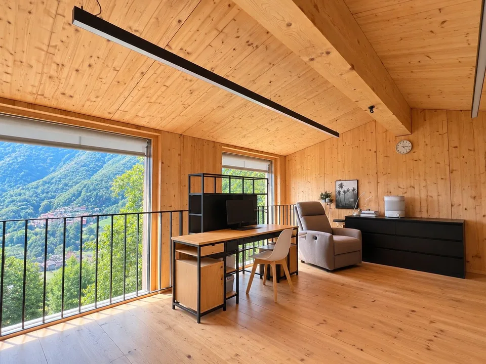 Moderna casa in legno con molta privacy e ampie vetrate affacciate sul verde – foto 10 di 17