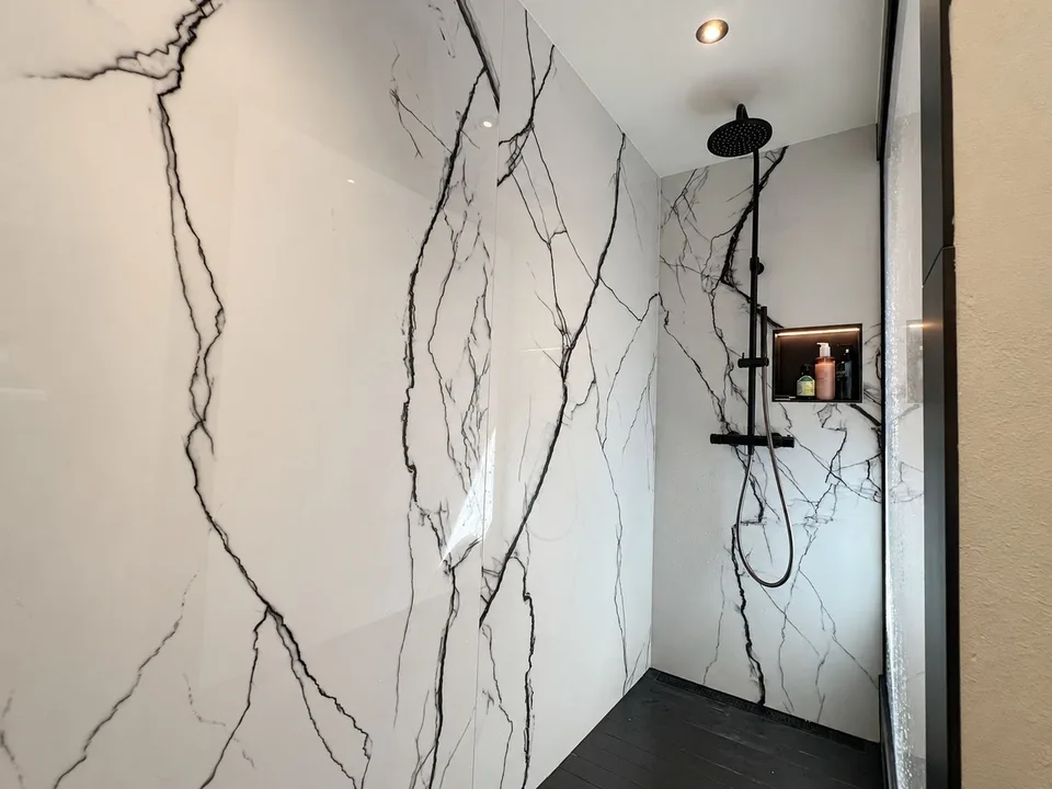 Moderna casa in legno con molta privacy e ampie vetrate affacciate sul verde – foto 9 di 17
