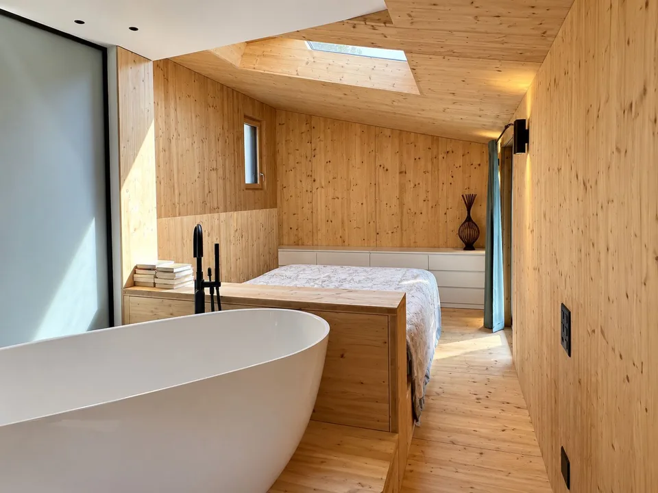 Moderna casa in legno con molta privacy e ampie vetrate affacciate sul verde – foto 7 di 17
