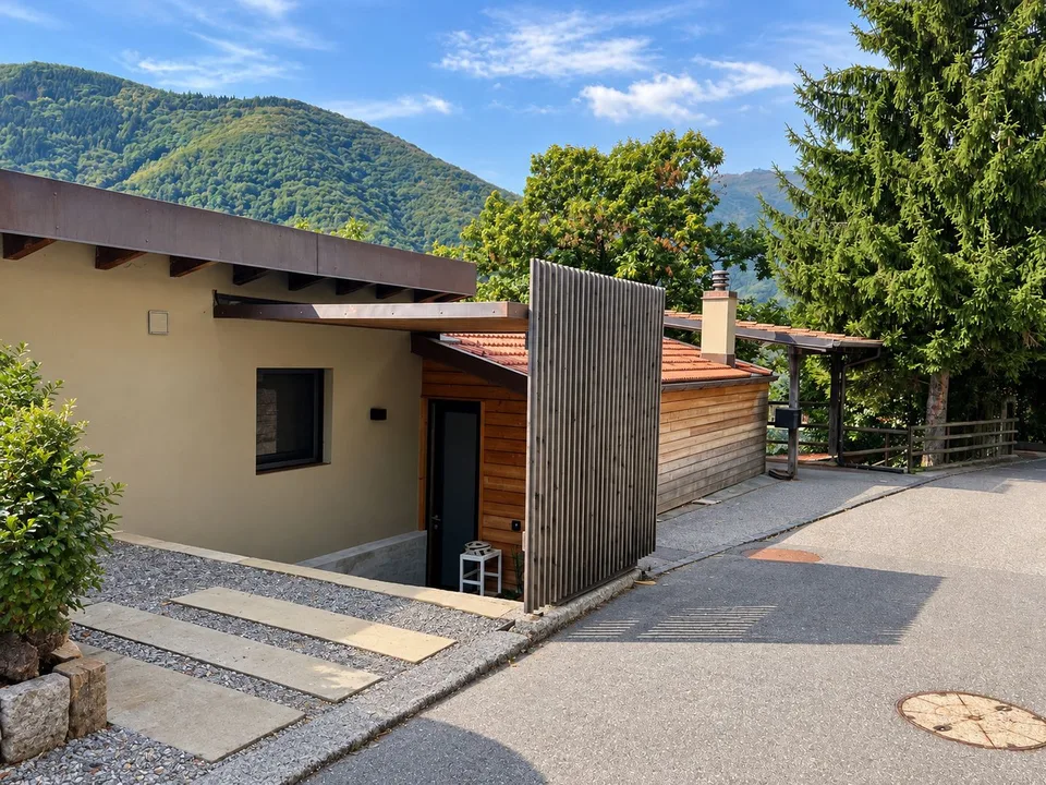 Moderna casa in legno con molta privacy e ampie vetrate affacciate sul verde – foto 15 di 17