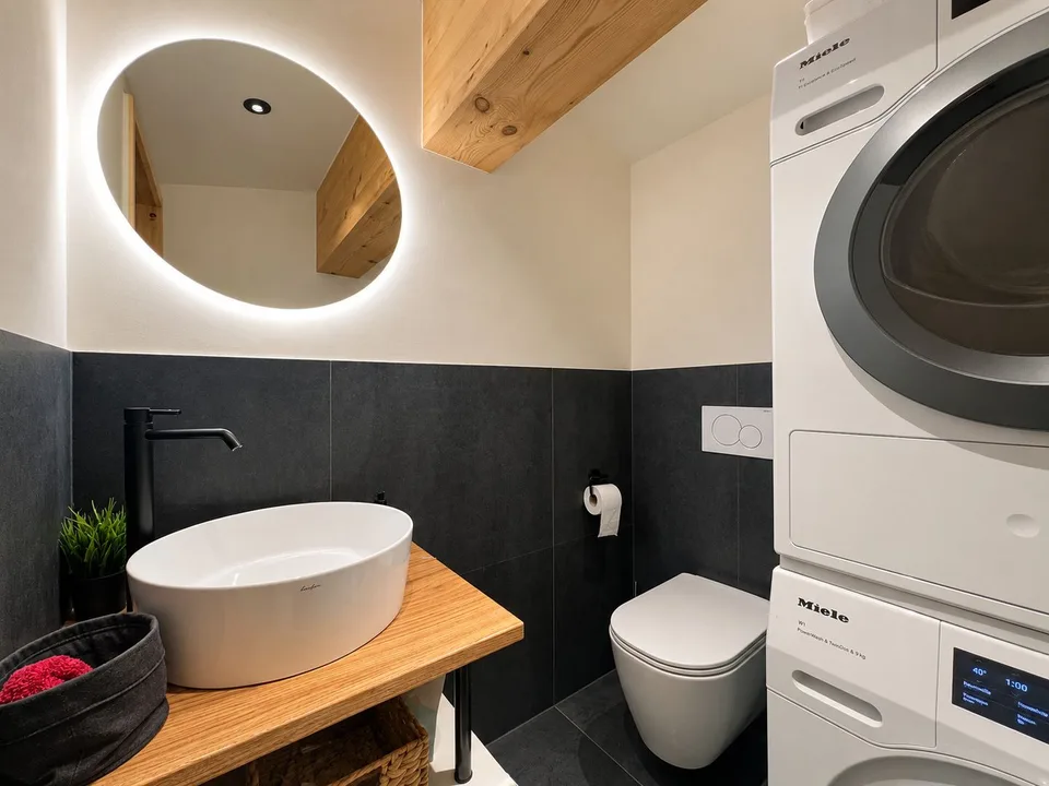Moderna casa in legno con molta privacy e ampie vetrate affacciate sul verde – foto 11 di 17