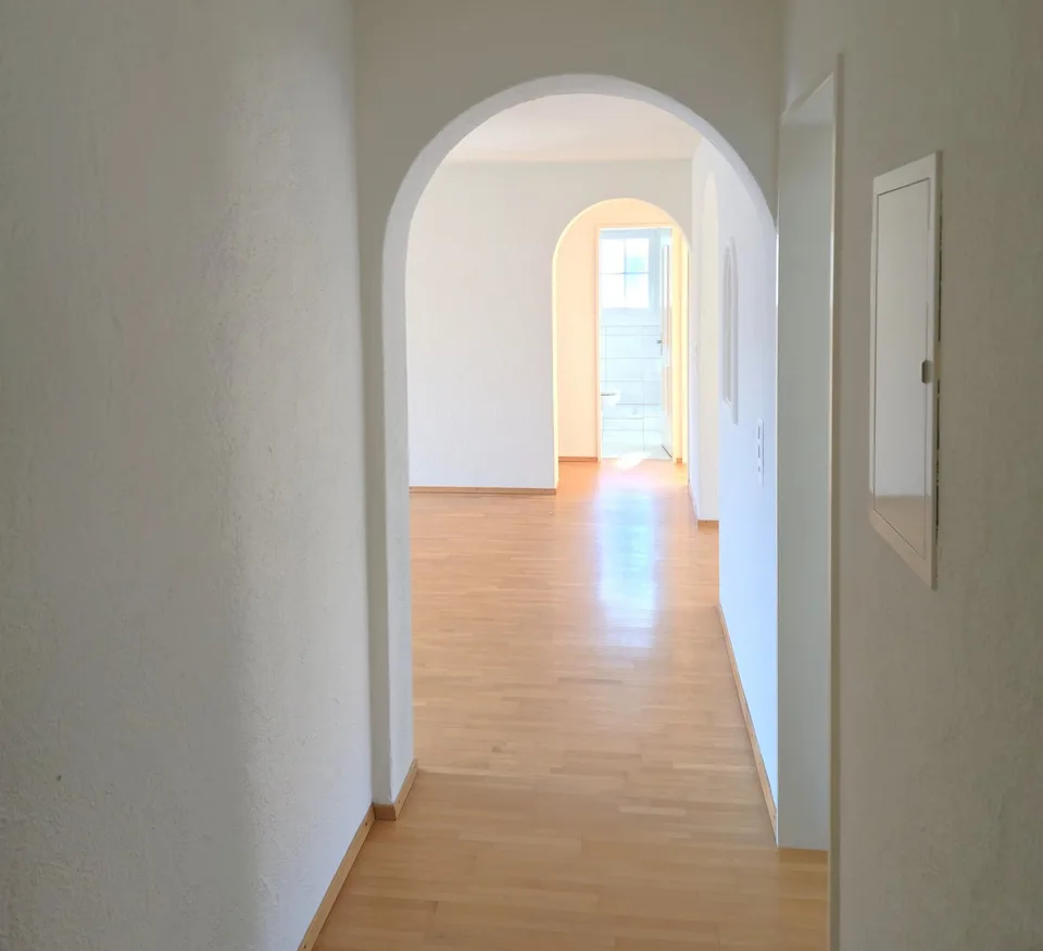 Grosszügige 5-Zimmer-Wohnung mit Cheminée und Balkon in Neerach – Foto 2 von 12