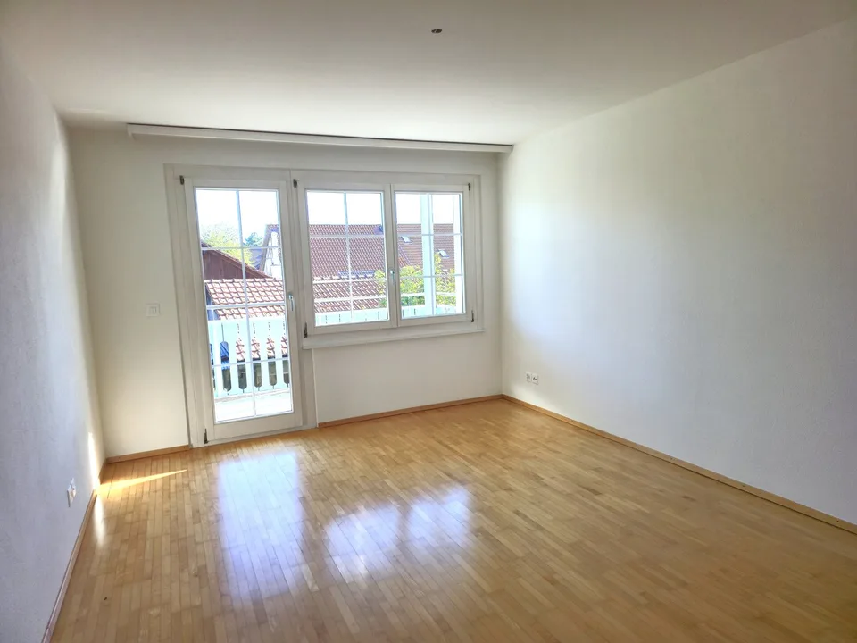 Grosszügige 5-Zimmer-Wohnung mit Cheminée und Balkon in Neerach – Foto 8 von 12