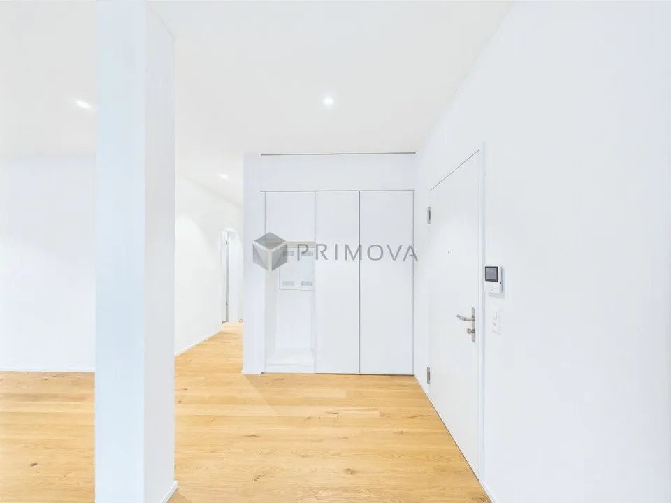 Representative loft studio with large shop window & parking spaces – photo 8 of 12