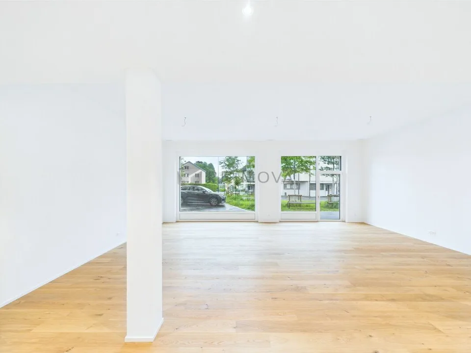Representative loft studio with large shop window & parking spaces – photo 4 of 12