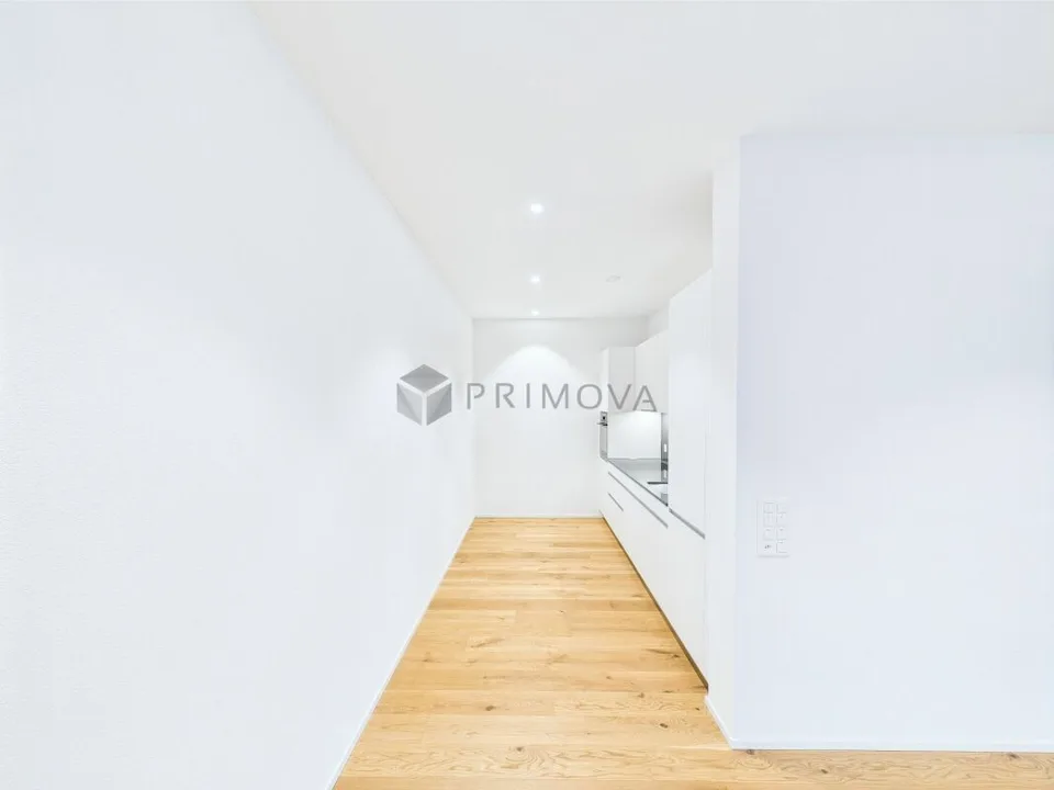 Representative loft studio with large shop window & parking spaces – photo 10 of 12
