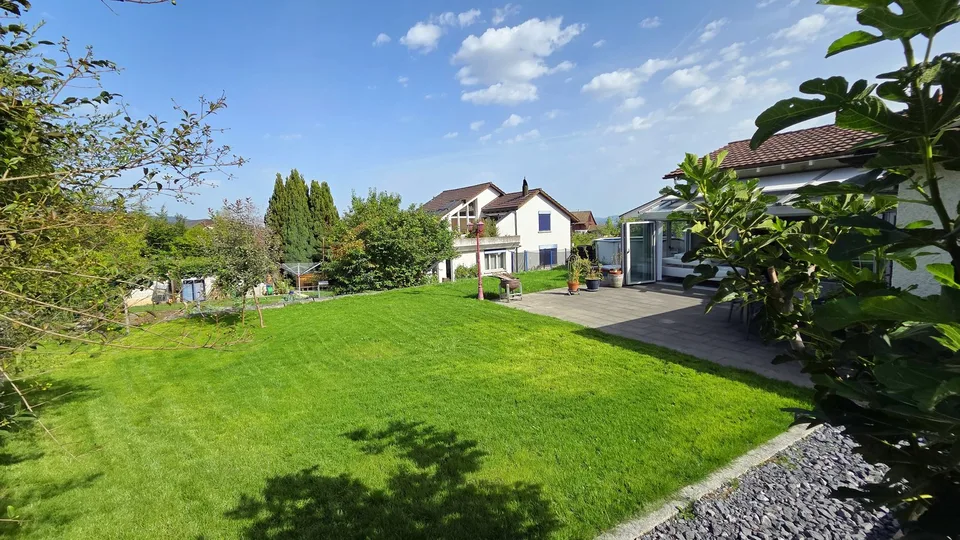 Freistehendes, gut unterhaltenes Einfamilienhaus mit riesigem Wohnraum an grandioser Makrolage – Foto 13 von 19