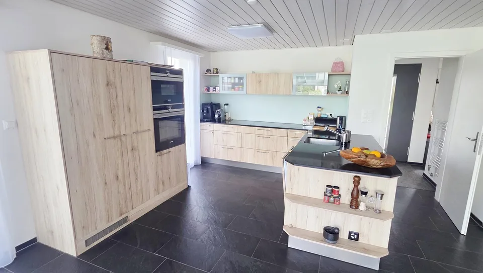 Freistehendes, gut unterhaltenes Einfamilienhaus mit riesigem Wohnraum an grandioser Makrolage – Foto 4 von 19