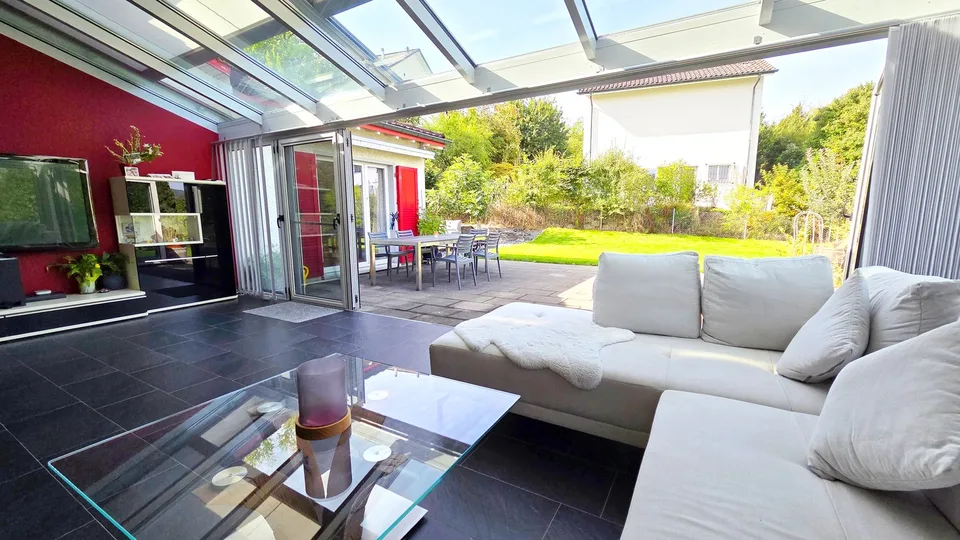 Freistehendes, gut unterhaltenes Einfamilienhaus mit riesigem Wohnraum an grandioser Makrolage – Foto 2 von 19