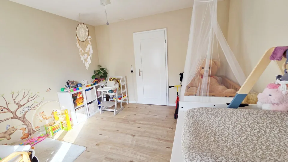 Freistehendes, gut unterhaltenes Einfamilienhaus mit riesigem Wohnraum an grandioser Makrolage – Foto 10 von 19