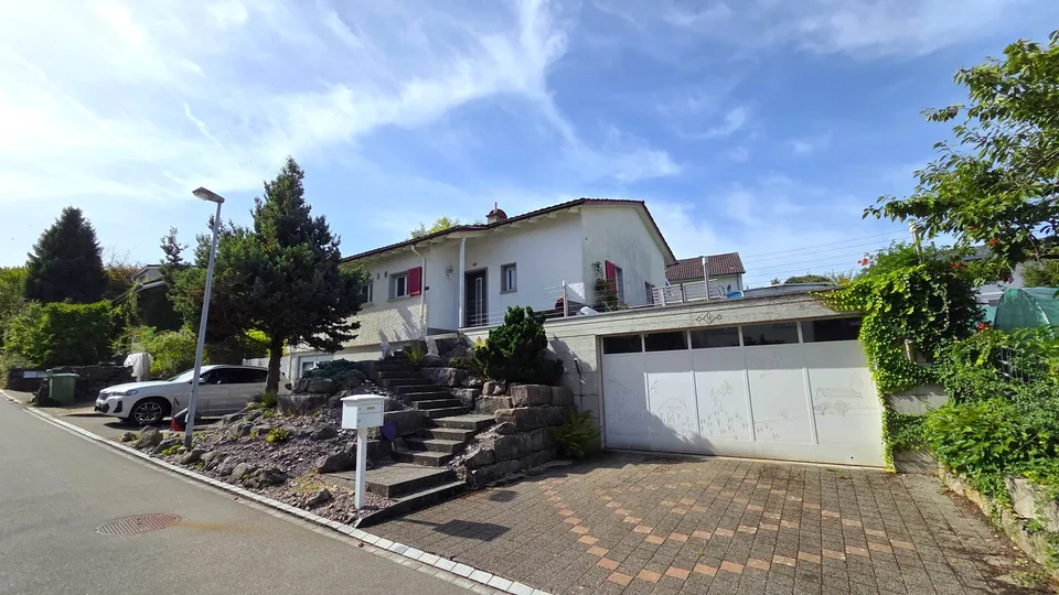 Freistehendes, gut unterhaltenes Einfamilienhaus mit riesigem Wohnraum an grandioser Makrolage – Foto 17 von 19