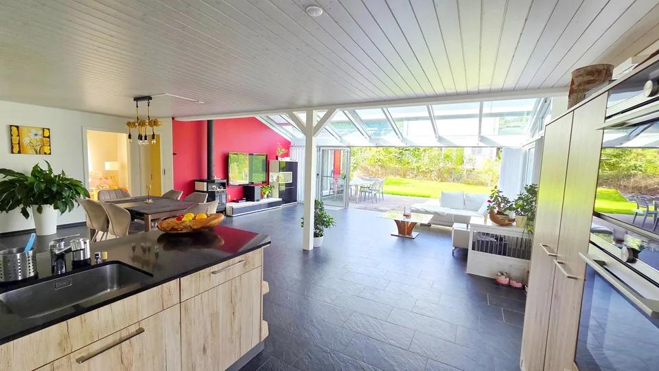 Freistehendes, gut unterhaltenes Einfamilienhaus mit riesigem Wohnraum an grandioser Makrolage – Foto 5 von 19