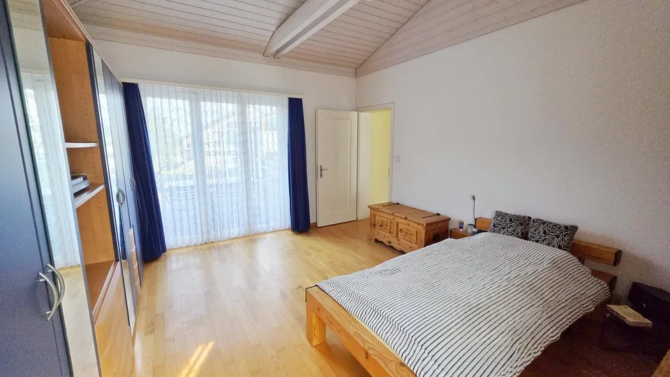 Freistehendes, gut unterhaltenes Einfamilienhaus mit riesigem Wohnraum an grandioser Makrolage – Foto 12 von 19