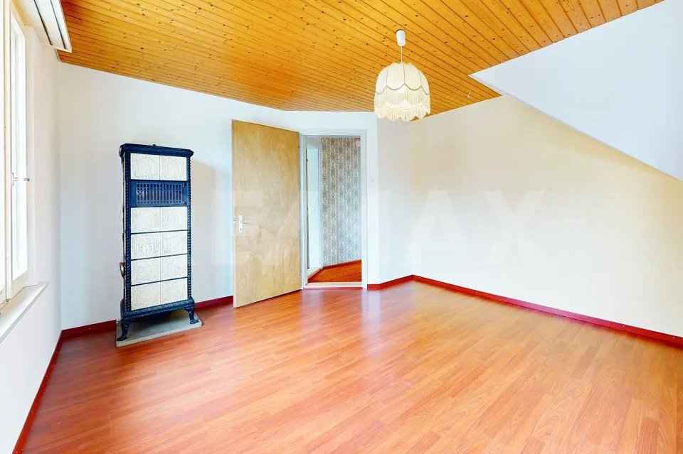 Teilrenoviertes Einfamilienhaus mit viel Platz und Potenzial – Foto 9 von 13